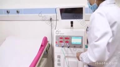 4K医师操作产后治疗仪准备为产妇做检查